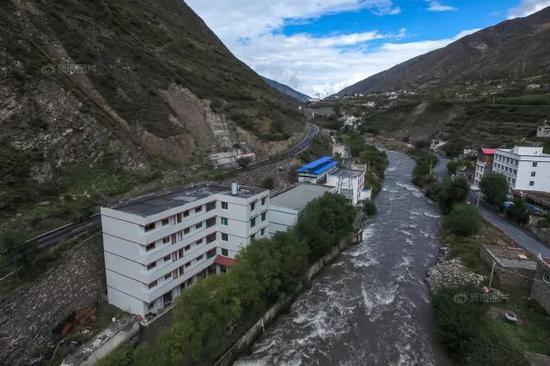 水电站旁的矿场 来源:新浪图片