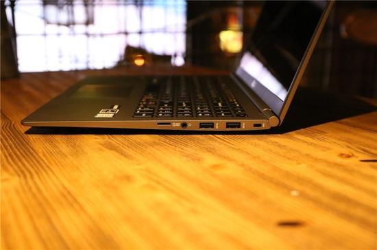 ↑↑↑机身右侧,分列着TF卡槽、耳机孔、双USB-3.0接口与锁孔
