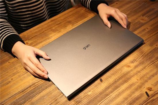 ↑↑↑2018版LG gram 15Z980的A面,正中的LG logo也被改成了gram的logo