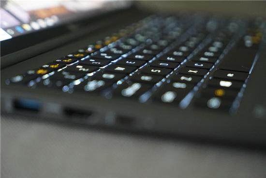 ↑↑↑键盘支持两级背光,夜间使用也毫无压力