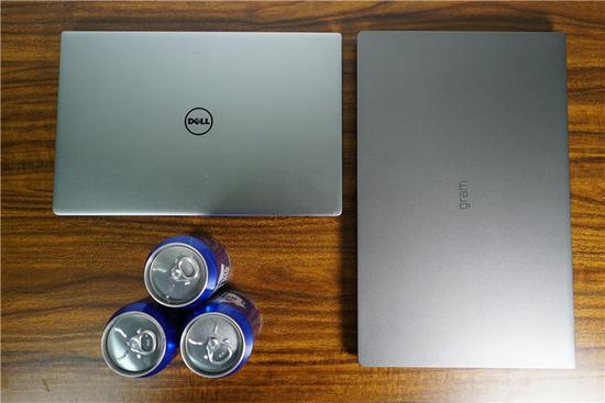 ↑↑↑可以看到2018版LG gram 15Z980的面积明显比XPS 13大了近一倍