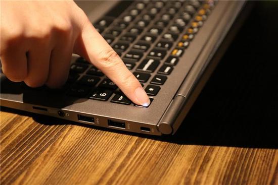↑↑↑不用调整手掌位置就可以轻松按到