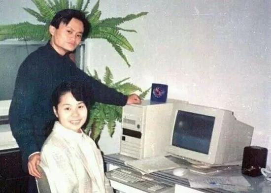 图:创办“中国黄页”时期的马云与妻子张瑛