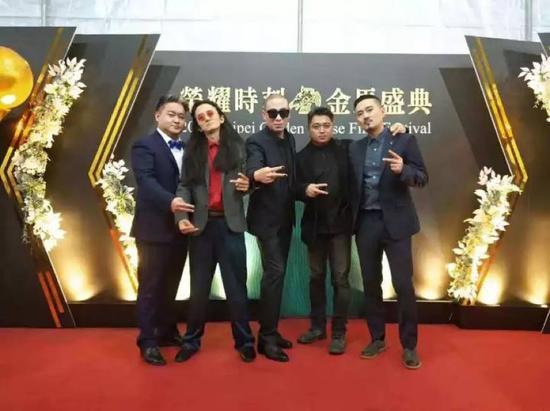 (从左往右依次:贝斯手李自强、吉他手姚澜、主唱梁龙、民乐吴泽琨、鼓手孙权)