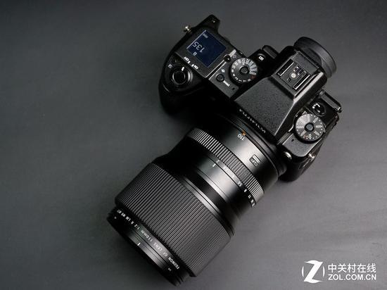 作为中画幅镜头,这枚110mm f/2.0镜头的体积控制还是可以让人接受的