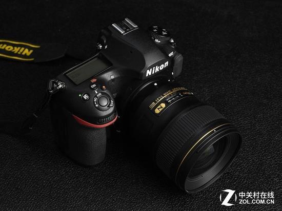 尼康28mm f/1.4E在外观上,是典型的现代金圈