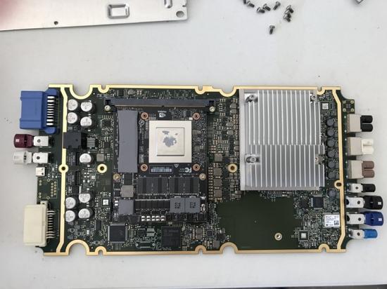 (英伟达为特斯拉定制的Drive PX 2车载电脑)