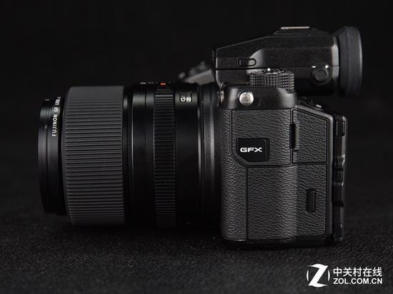 安装到GFX机身上,可以看到这枚GF 45mm F2.8R WR的体积还是非常小巧的