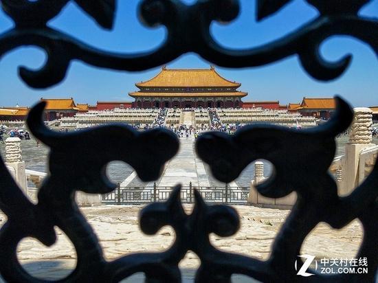 画面中光线昏暗部分过多,降低曝光补偿才能保证主体不会过曝