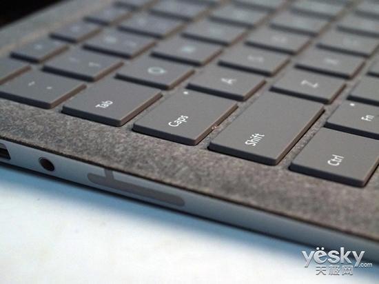 Surface Laptop的浅灰色类肤质C面