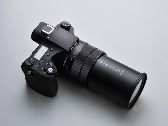 远摄端(600mm)状态下索尼黑卡RX10IV整体外形