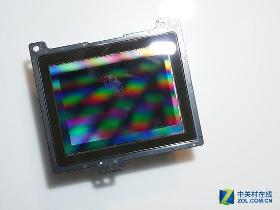 新款2420万像素的全画幅CMOS是A7III性能进步的一大核心