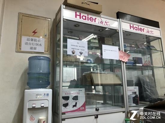 橱窗前面已经被成堆的快递给占满了