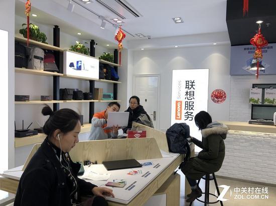 联想官方直营4s店等待维修的顾客