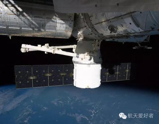 发射后第三天,也就是10月10日,同样由SpaceX公司研发的货运龙飞船成功对接国际空间站,成为人类历史上第一个有独立能力向国际空间站运送货物的私营航天企业,风头一时无两,笔者也正是这个时候开始关注这家公司的