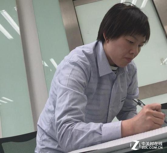 华硕官方售后人员进行维修机型登机