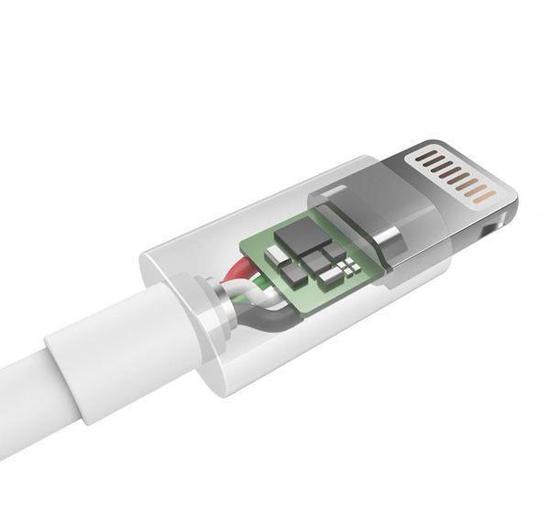 MFi认证的Lighting充电线内置有识别芯片(图片来自mydrivers.com)