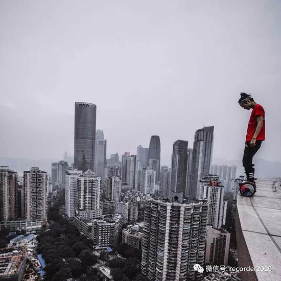 吴永宁在高楼边沿处用平衡车做为危险动作。这也是他的微信头像。