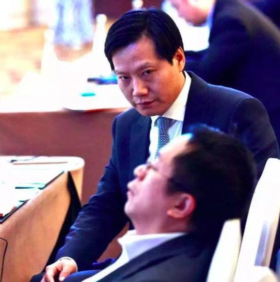 图:大会上,雷军“深情凝望”酣睡的周鸿祎