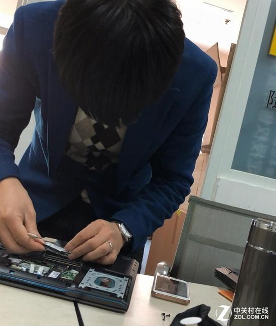 机械革命维修工程师快速发现内存插槽接触点问题