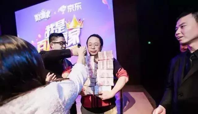 图:周鸿祎亲自为直播答题夺冠者发现金