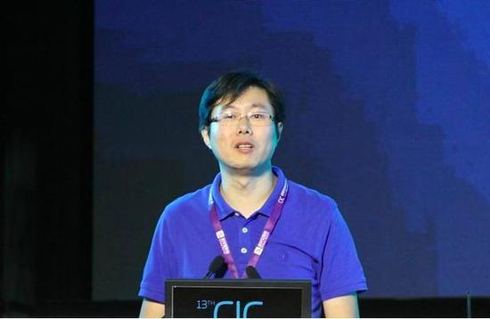 2014年,在中国互联网大会上,周枫提出在线教育行业拥有用户下沉、高性价比等5大优势