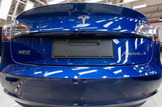 Model 3标准续航升级版(中国制造)车型尾部的“特斯拉”标识已变中文。