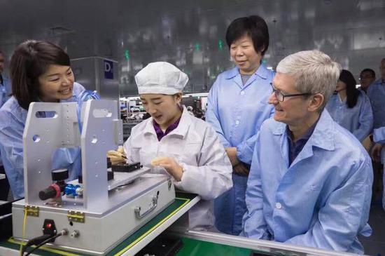 库克参观立讯精密。图片来源:立讯精密官网