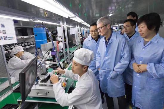 库克参观立讯精密。图片来源:立讯精密官网。