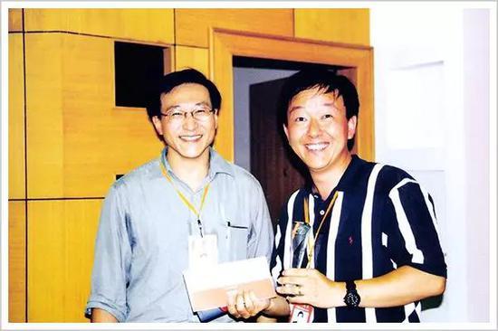 ▲吴炯和蔡崇信(左)在财务办公室把第一块钱装入信封