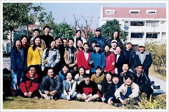 ▲1999年,公司创业团队在湖畔花园合影 之后搬到华星科技大厦