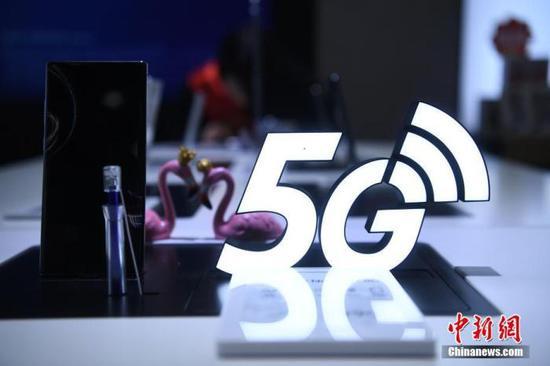 资料图:一手机售卖点销售的5G手机。中新社记者 陈超 摄