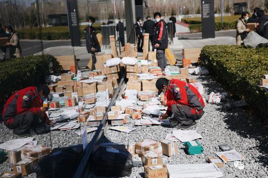 △ 3月13日,西二旗中关村软件园,一互联网公司的快递室暂时停用,快递收取点被暂时安排在室外。