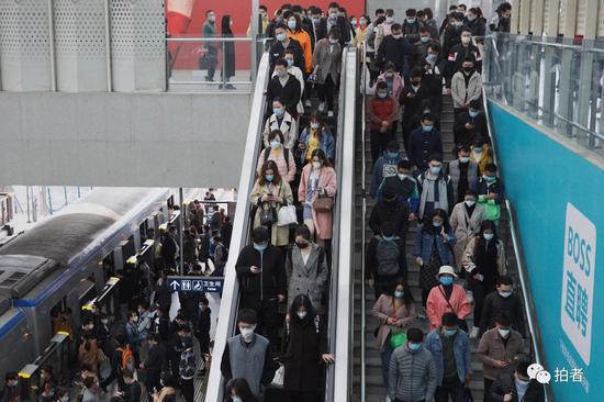 3月24日,早高峰时段的西二旗地铁站。