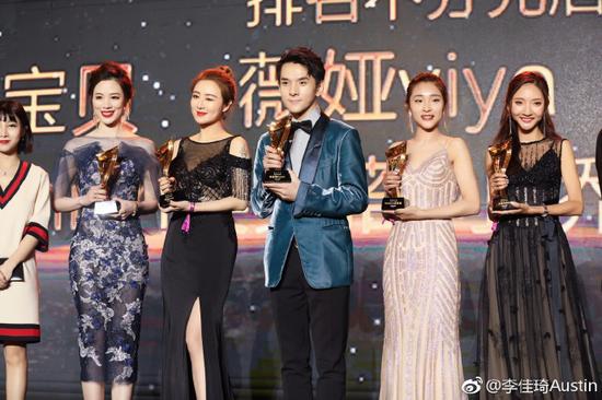 薇娅和李佳琦获颁“淘宝2017年度TOP主播” 图源:李佳琦微博