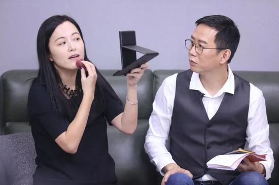 钟婷婷在直播中化妆
