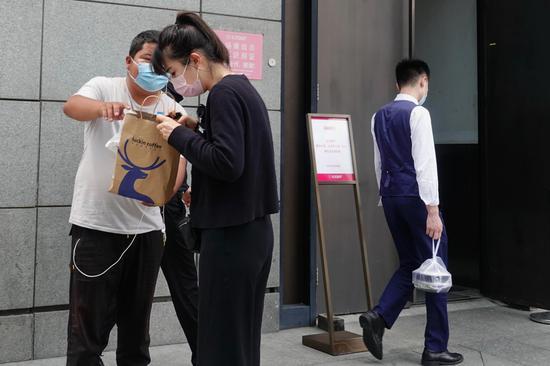北京SKP 1F东南侧员工通道,外卖员来此取送餐。新京报记者 李凯祥 摄