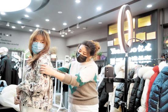 服装店直播资料图 /图源:互联网