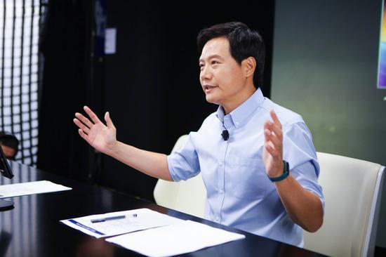 雷军在直播现场。图片来源:小米公司微博