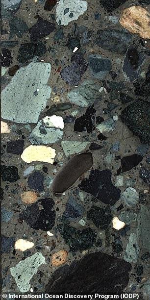美国德克萨斯大学研究人员在6600万年前小行星撞击地球的陨坑中岩石采样,发现了花岗岩、砂岩、石灰岩和木炭。