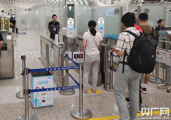 旅客可通过身份证和人脸识别经由入口闸机进入智能安检通道(央广网发 通讯员李袁晶 摄)