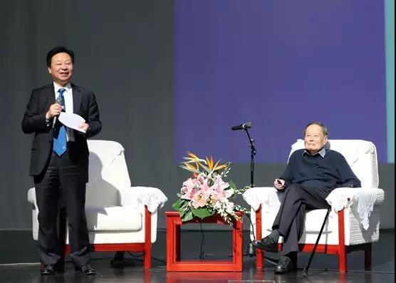 李树深校长(左)担任讲座主持人