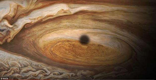 科学家认为,这些变化是由大红斑中风速的变化导致的。大红斑位于木星南半球,是一团呈逆时针旋转的剧烈风暴。推动云层旋转的风速高达每小时680公里。