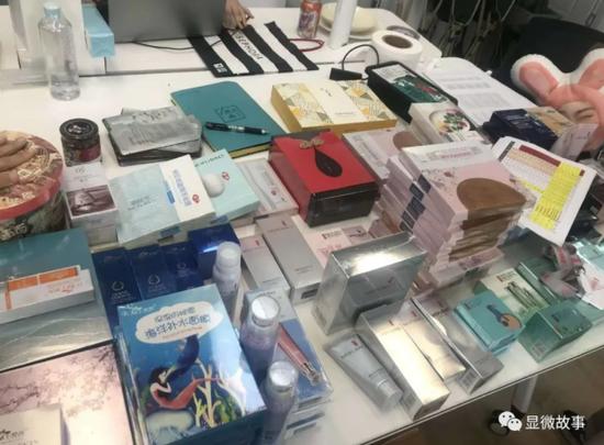 Y每次直播的展示产品就够摆满整张桌面