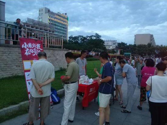 地推等同于“摆地摊”,物料基本均由店长自行承担