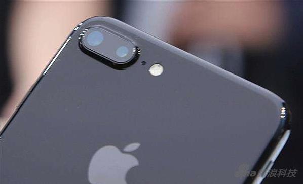 iPhone 7系列一体成型的摄像头