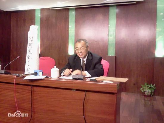 顾雏军在发布会上/图源:百度百科