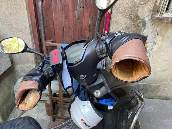 吴德宏送外卖的电动车。新京报记者 祖一飞 摄