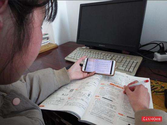 自 2 月 10 日以来, 鹤壁市淇县教体局全力以赴组织全县中小学教师在家上网 开展教学活动。 图片来源:河南省教育网