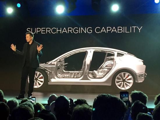 图5:2016年马斯克在发布会上介绍Model 3